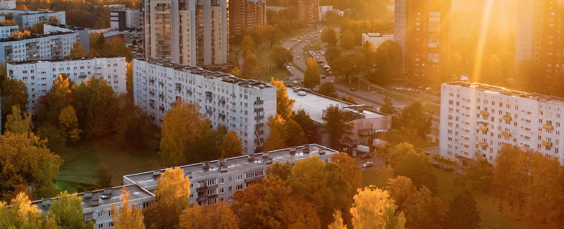 Vista urbana al atardecer, imagen de referencia